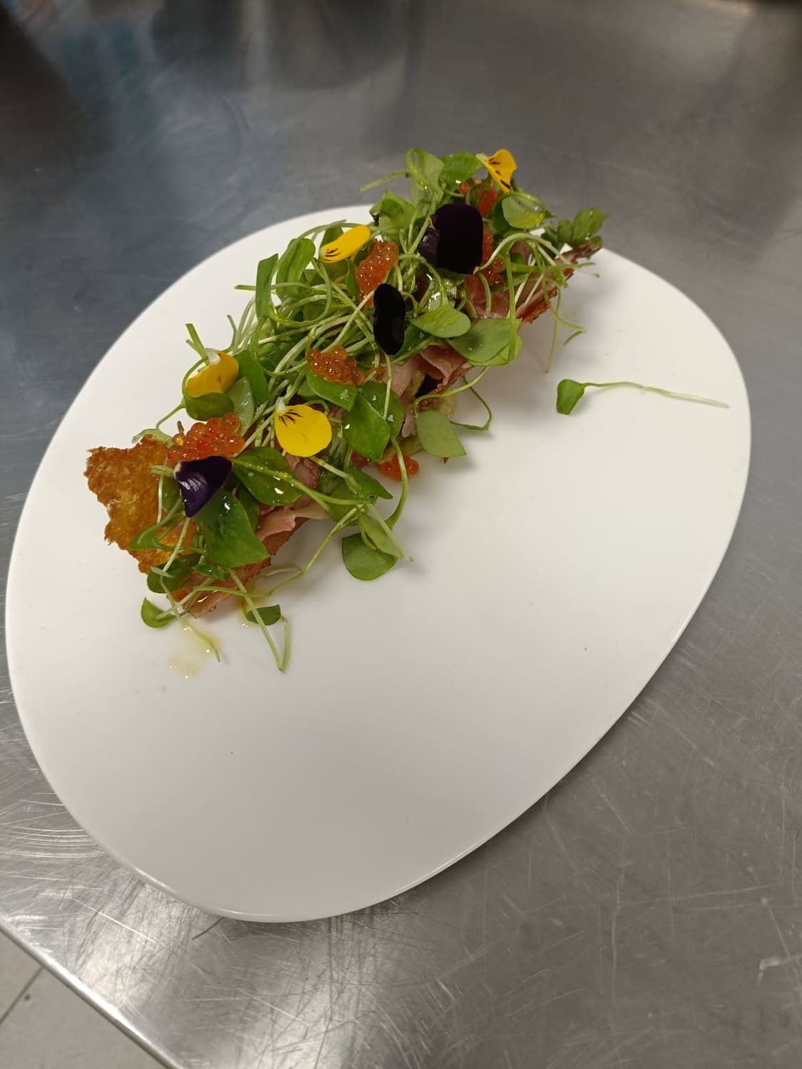 Entrée gastronomique — charcuterie, pousses et fleurs comestibles